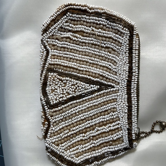 Vintage beaded coin purse.  A few places w/missing beading…excellent condition - Picture 5 of 9